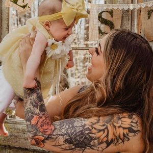 Hi! IM Ashley. Welcome to my closet!!